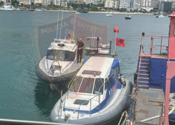Sezoni turistik, policia nis kontrollet mbi mjetet motorike të ujit/ Bllokohet skafi në Ksamil –