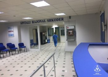 Tre persona helmohen nga uji i pijshëm brenda një lokali në Shkodër –