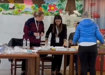 Pritet të votojë Rama, edhe Surreli probleme me pajisjet –
