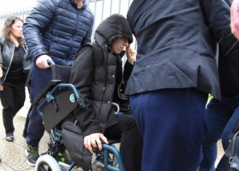 Në karrige me rrota, Tefta Malaj merr pjesë në varrimin e vajzës –
