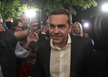 Tsipras pranon humbjen, uron në telefon Mitsotakis –