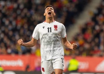 U shpall ‘Këpuca e Artë’ në La Liga 2, Duka dhe Silvinjo përshëndesin Uzunin –