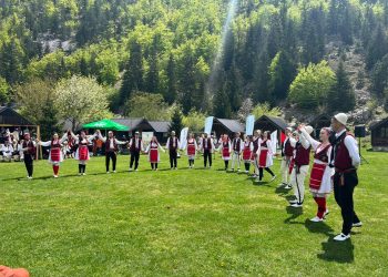 Këngë e valle poshtë alpeve, çelet sezoni turistik në Valbonë –