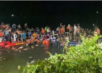 Përmbyset varka me turistë në Indi, të paktën 22 të vdekur –