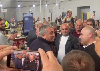 Shtrëngim duarsh, demokrati Hila uron për fitoren socialistin Shkreli –