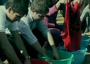 VIDEO/ Rrugëtimi i Veliajt nga MJAFT-ist në “vëlla i vogël i Ramës –