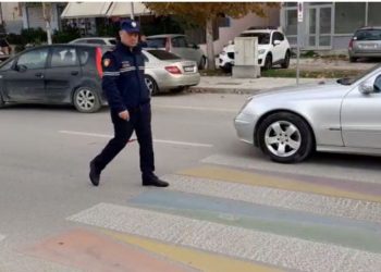 Makina përplas 68-vjeçarin te vijat e bardha në Berat –