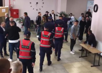 Nga votimi familjar, tek fotografimi i votës –