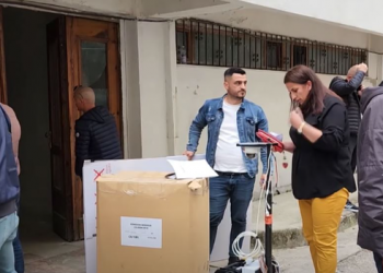 Komisionerët e Alibeajt “harrojnë” të shkojnë në qendrat e votimit –