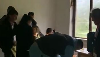 Tragjikomike, votimi bëhet… falë blicit të telefonit –