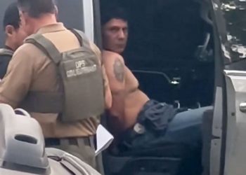 Teksas/ Vrau 5 fqinjët e tij, arrestohet autori i fshehur në dollap –