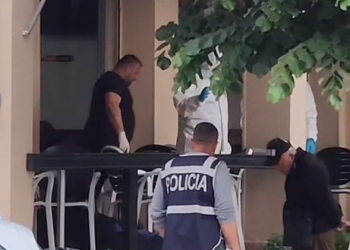 Vrasja në Kavajë/ Ja momenti kur autori largohet me vrap (FOTO) –