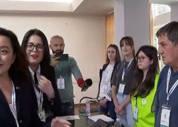Nuk duhet të ushtrohet presion mbi asnjë votues –