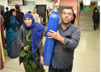 Turqit shkojnë të votojnë me bombola oksigjeni (FOTO) –