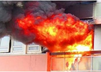 Zjarr i madh në një pallat në Astir (VIDEO) –