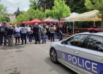 Sërish tensione në Zveçan, sulmohet me gurë makina e policisë së Kosovës –