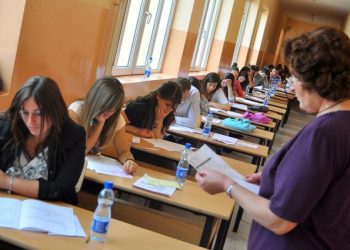 Maturantë i nënshtrohen sot provimit të Gjuhës Shqipe dhe Letërsisë  –