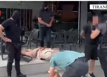 Drogë në lokalet e natës në Tiranë/ Operacionalja i shtrin në tokë në kafene, PAMJET nga aksioni kapen 1 kile kokainë –