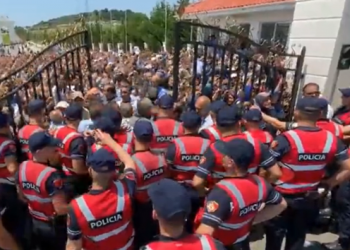 Iranianët e MEK i mbyllin derën Policisë, efektivët mbeten jashtë portës së kampit