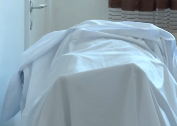 ME FOTO- Iranianët e MEK nxjerrin foton e viktimës, trupi i pajetë i mbuluar me çarçaf të bardhë…