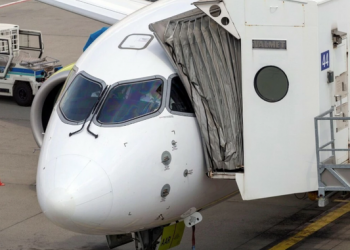 U sëmur gjatë fluturimit, 11-vjeçari vdes pas uljes emergjente të avionit –