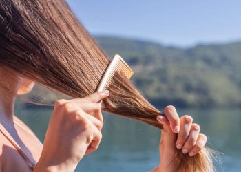 3 hapa efikase për të mbrojtur flokët në sezonin veror –