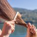 3 hapa efikase për të mbrojtur flokët në sezonin veror –