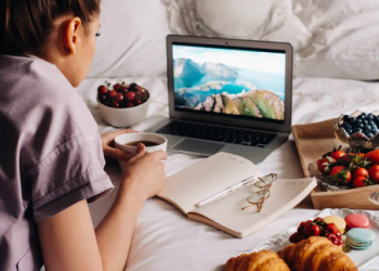 Mjeku tregon arsyen e frikshme se pse nuk duhen të hani në shtrat –