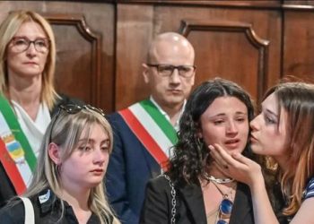 “Fluturo lart Kevin”, qindra persona i japin lamtumirën 19-vjeçarit shqiptar –