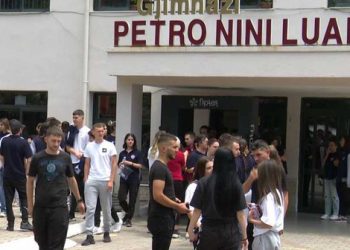 Në 5 vite, 7 mijë maturantë më pak në provime –