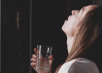 Ja ca metoda të shpejta për të shpëtuar nga dhimbja e grykës –