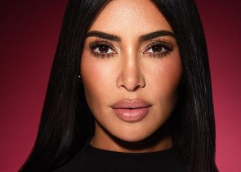 Veshja e Kim Kardashian në eventin e Louis Vuitton, u cilësua si më e keqja e të gjitha kohërave –