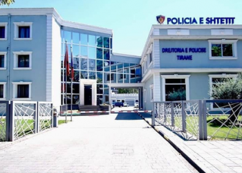 Vodhën kasafortën në një subjekt privat, dy në pranga dhe një në kërkim –