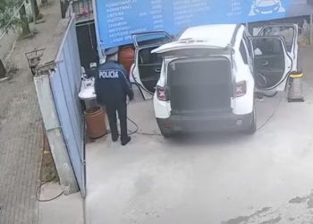 I vodhi zarfin një qytetari, Rrumbullaku përjashton nga Policia nënkomisarin. AMP i përgatitet arrestimin –