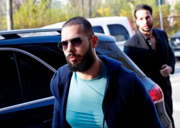 Andrew Tate akuzohet për dhunim dhe trafikim me njerëz –