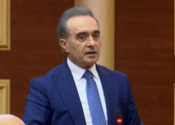 Nxirrni dy-tre deputetë dhe talleni me fermerët –