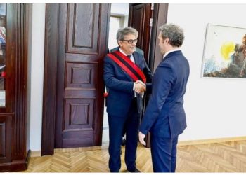 Bardh Spahia i dorëzon “çelësat” e bashkisë Benet Becit –