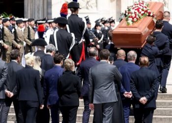 Politika, sporti dhe spektakli bashkohen në ceremoninë mortore në nder të Berlusconit (FOTO) –