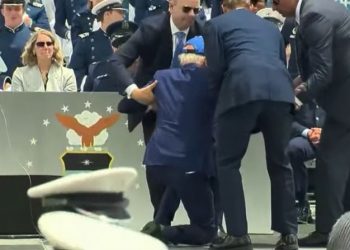 Joe Biden rrëzohet gjatë ceremonisë së diplomimit të Forcave të Armatosura –