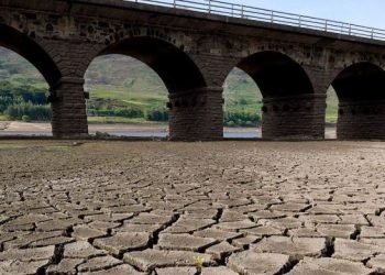 Thatësira detyron Britaninë që të marrë masa përsa i përket konsumit të ujit të pijshëm –