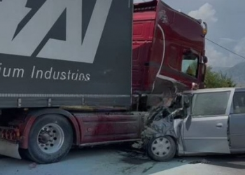 Lajmi fundit/ Trajleri përplaset me makinën, ka viktima