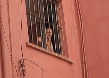 Gjyqtarja flet pas hekurave të dritares nga banesa që iu grabit –