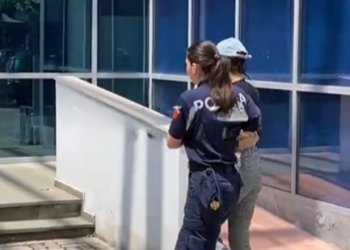 Foto/ Me makinë policie dhe kapele në kokë, Alma.K, mbërrin në ambientet e GJKKO