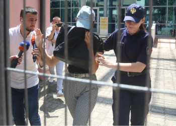 Alma K. “provokon” me simbolin në kapelen e saj –