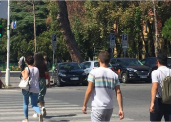 Pse të rinjtë shqiptarë jetojnë me prindërit? Dy arsyet sipas psikologëve –