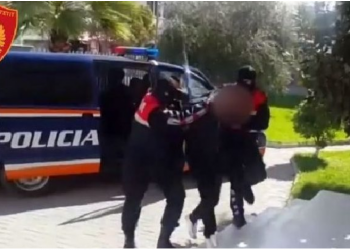 Qarkullonte me armë në makinë, në pranga i riu –