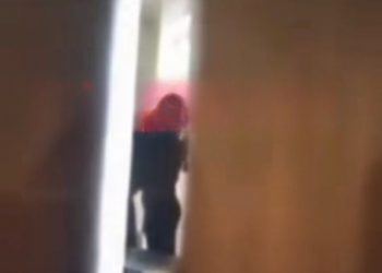 SKANDAL/ Mësuesi shqiptar filmohet duke puthur në buzë nxënësen brenda në klasë (VIDEO) –