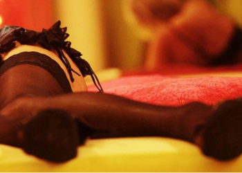 Një grua e varur në ballkon çoi policinë në gjurmët e bandës që trafikonte qënie njerëzore –