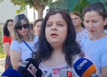 Sërish në protestë për pagat/ Punonjëset e fasonerisë në Fier paralajmërojnë padi –