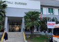 Makina kthehet përmbys, shoferi dhe pasagjerët përfundojnë në spital –